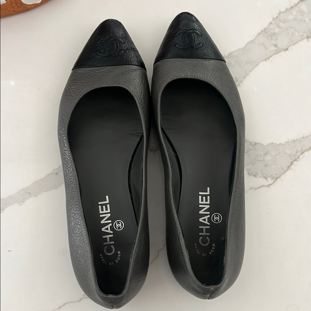 CHANEL Women's Black and Gray Leather Ballet Flats